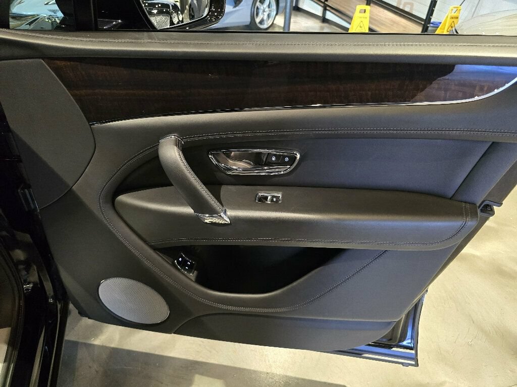 Used 2019 Bentley Bentayga AWD/4WD image 30