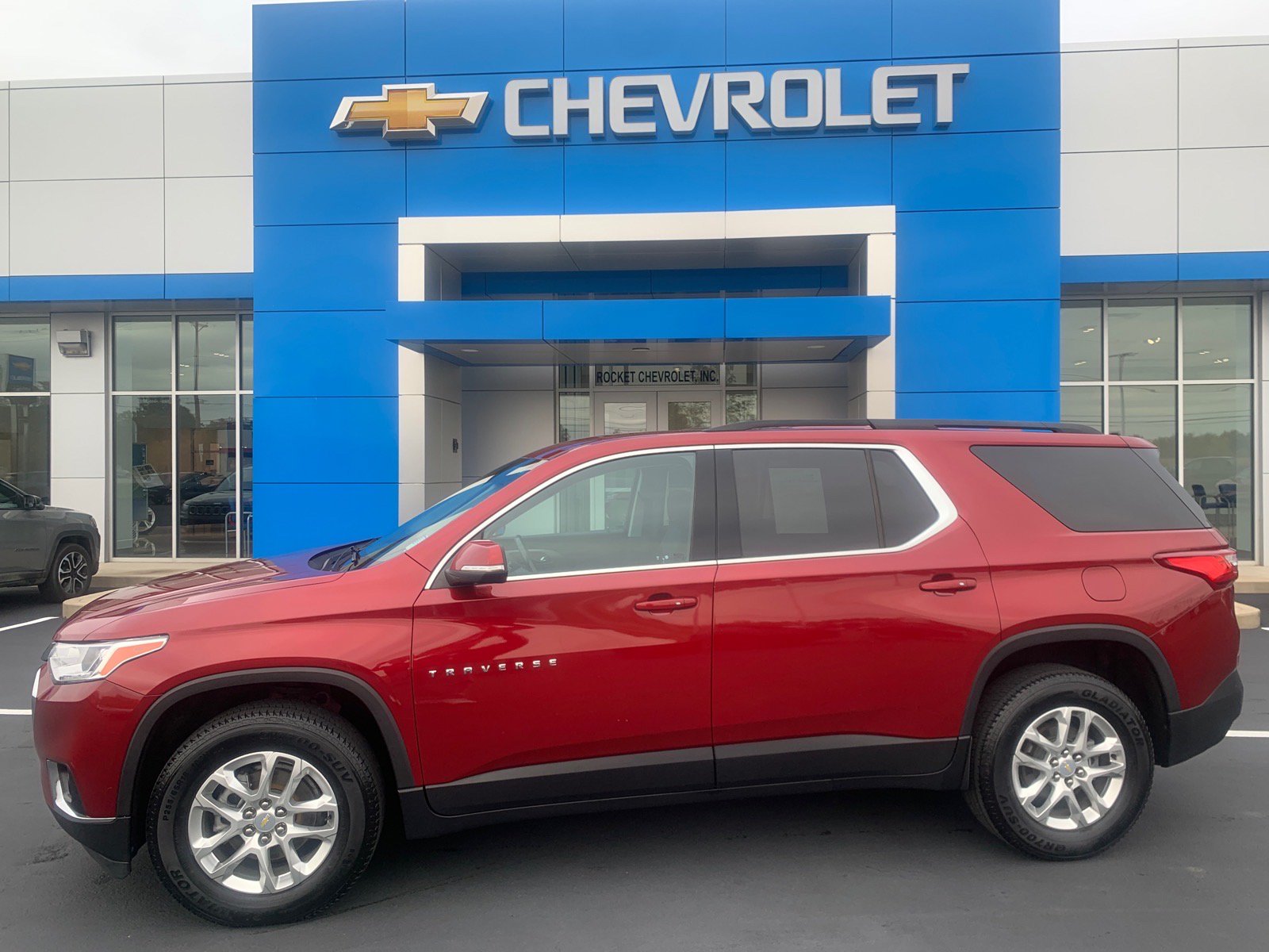Used 2021 Chevrolet Traverse LT FWD image 1