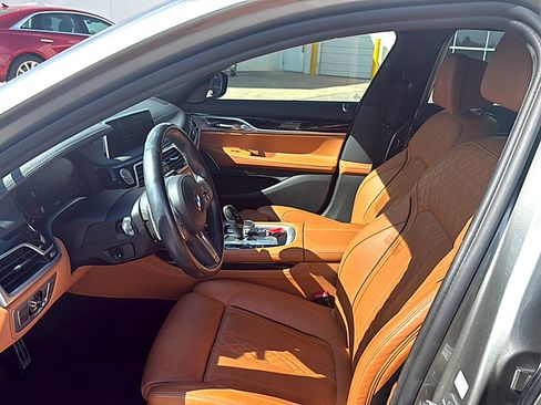 Used 2022 BMW 740i w/ M Sport Package RWD image 7