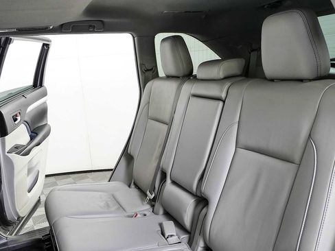 Used 2019 Toyota Highlander XLE FWD image 21