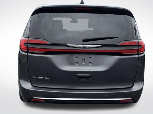 Used 2023 Chrysler Pacifica Touring-L FWD image 7