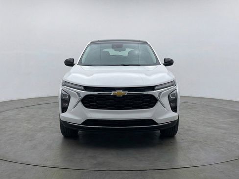 Used 2025 Chevrolet Trax LT w/ LT Convenience Package image 2