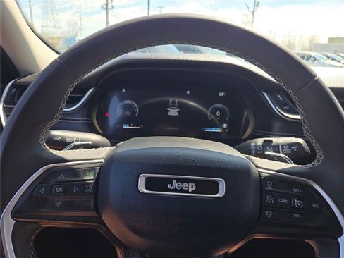 Used 2024 Jeep Grand Cherokee Laredo AWD/4WD image 35