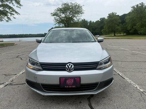 Used 2013 Volkswagen Jetta SE FWD image 2