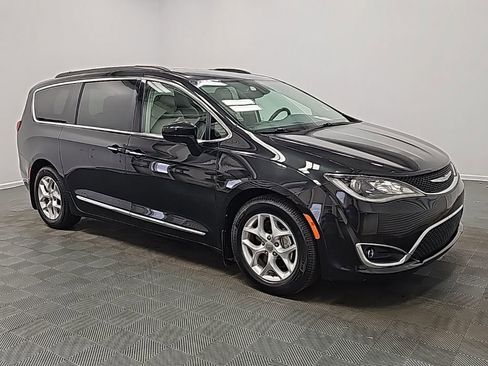Used 2017 Chrysler Pacifica Touring-L w/ Tire & Wheel Group image 2