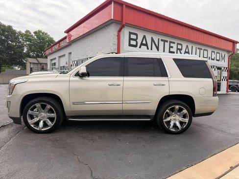 Used 2016 Cadillac Escalade Luxury AWD/4WD image 2