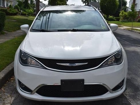 Used 2025 Chrysler Pacifica Select FWD image 3