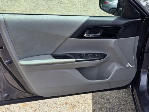 Used 2017 Honda Accord LX image 10
