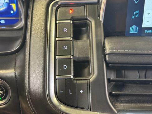 Used 2022 Chevrolet Suburban Z71 image 34