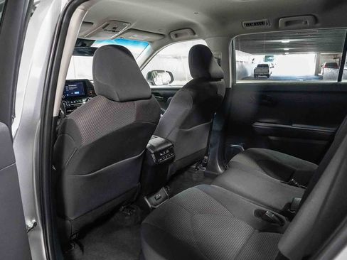 Used 2025 Toyota Highlander LE FWD image 18