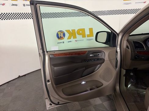 Used 2013 Chrysler Town & Country Touring image 18