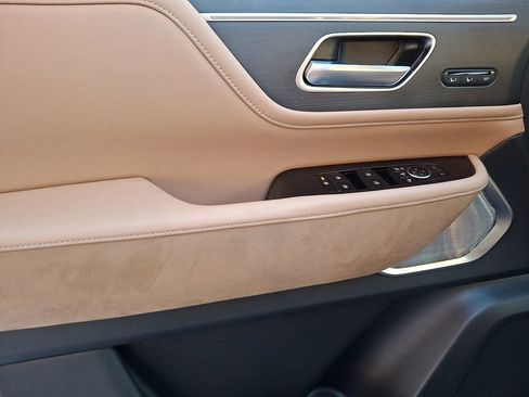 Used 2025 INFINITI QX80 Sensory image 10