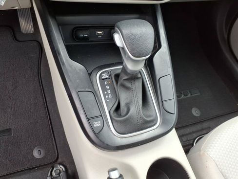 Used 2025 Kia Soul LX w/ LX Technology Package FWD image 24