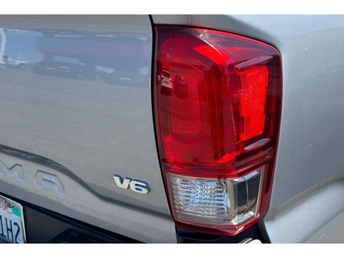 Used 2016 Toyota Tacoma TRD Sport image 7