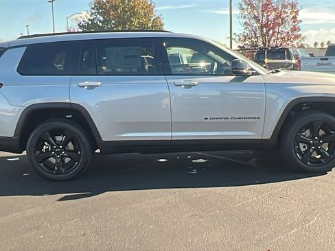 New 2025 Jeep Grand Cherokee L Laredo image 2