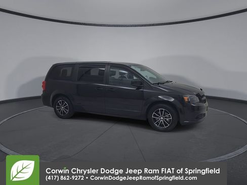 Used 2017 Dodge Grand Caravan SE FWD image 2