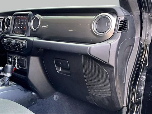 Used 2019 Jeep Wrangler Unlimited Sahara AWD/4WD image 18