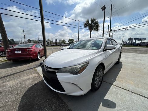 Used 2016 Toyota Camry SE image 2