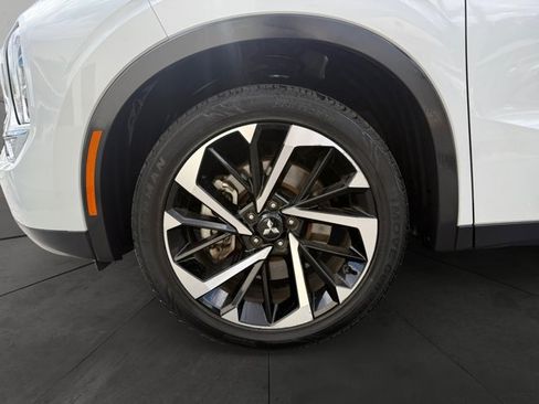 Used 2023 Mitsubishi Outlander SE AWD/4WD image 9