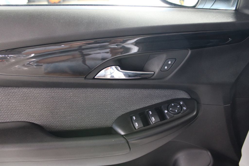 Used 2025 Chevrolet TrailBlazer LT w/ LT Cold Weather Package FWD image 7