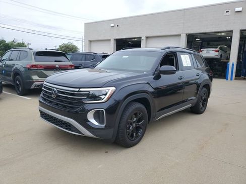 Used 2024 Volkswagen Atlas Peak Edition SE AWD/4WD image 2