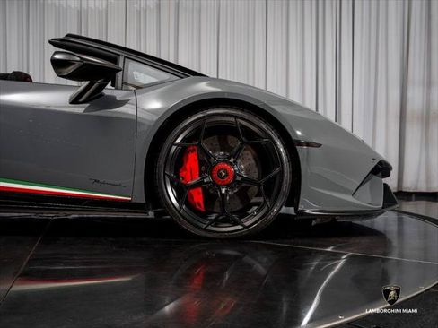 Used 2018 Lamborghini Huracan Performante AWD/4WD image 25