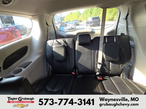Used 2023 Chrysler Pacifica Touring-L FWD image 13