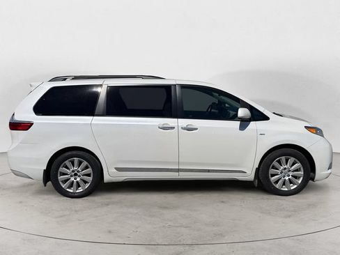 Used 2017 Toyota Sienna XLE w/ XLE Navigation Package AWD/4WD image 6
