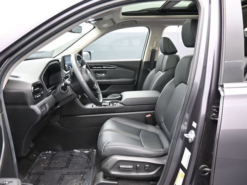 Certified 2025 Honda Pilot Touring image 22