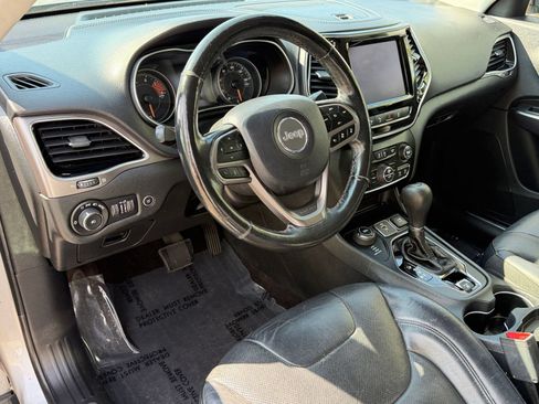 Used 2019 Jeep Cherokee Limited w/ Luxury Group AWD/4WD image 4