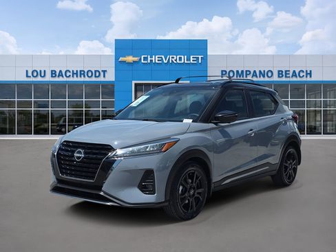 Used 2022 Nissan Kicks SR w/ Premium Package FWD image 3
