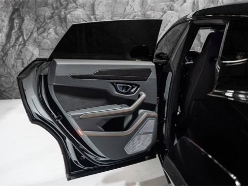 Used 2021 Lamborghini Urus image 11