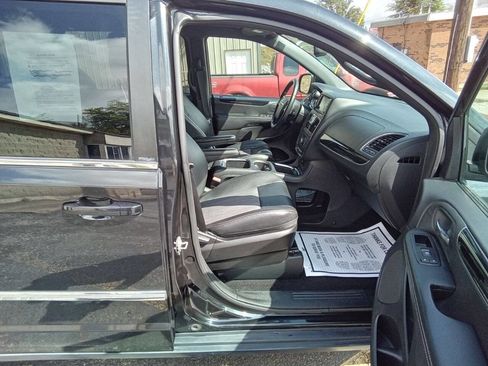 Used 2014 Chrysler Town & Country S image 3