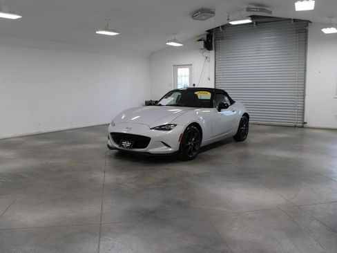 Used 2016 MAZDA MX-5 Miata Club RWD image 4