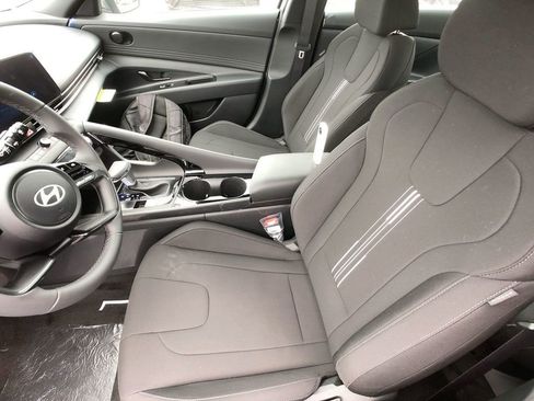 New 2025 Hyundai Elantra SEL image 13