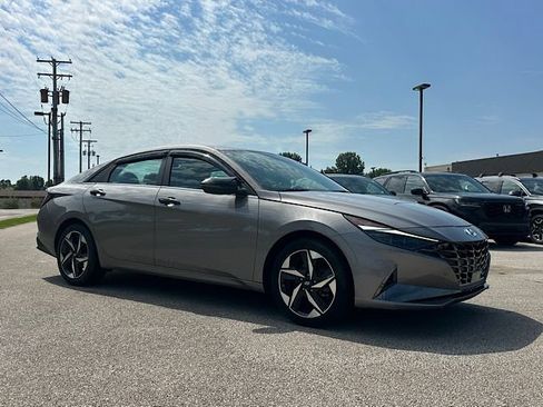 Used 2022 Hyundai Elantra Limited w/ Cargo Package FWD image 12