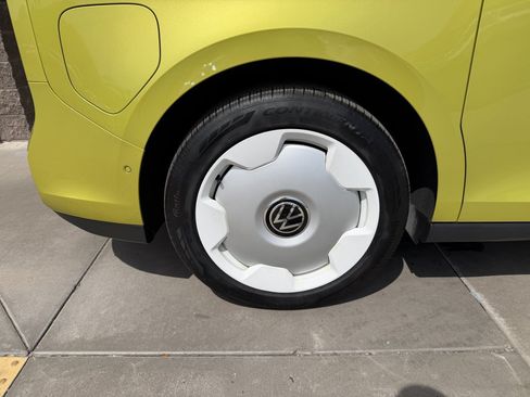 Used 2025 Volkswagen ID. Buzz 1st Edition RWD image 15