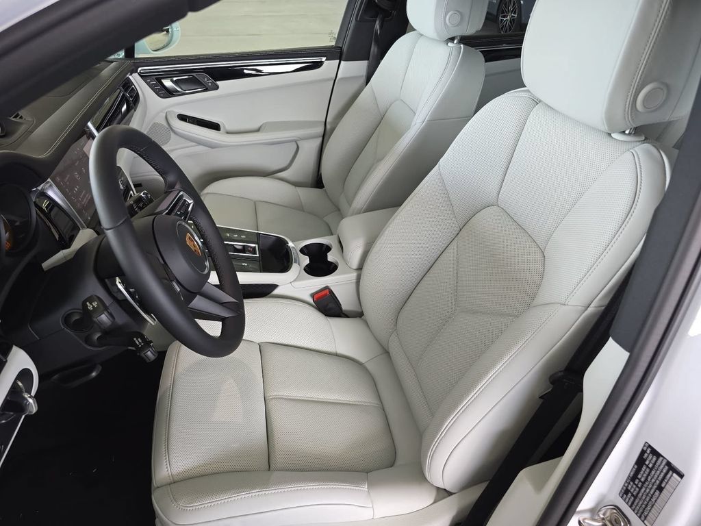 Used 2026 Porsche Macan S AWD/4WD image 5