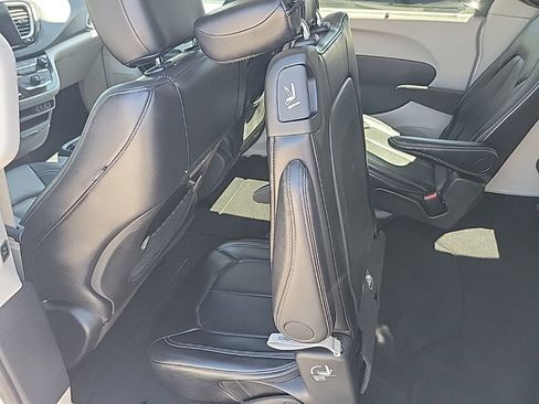 Used 2024 Chrysler Pacifica Touring-L FWD image 37