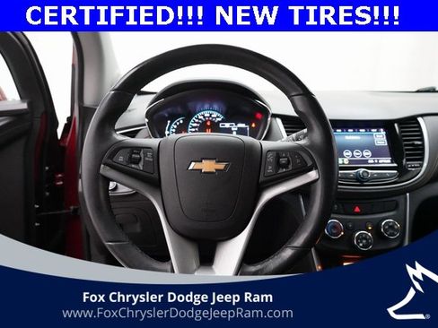 Used 2022 Chevrolet Trax LT w/ LT Convenience Package image 4