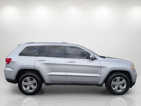 Used 2011 Jeep Grand Cherokee Limited w/ Luxury Group II image 4