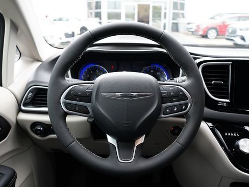 Used 2024 Chrysler Pacifica Touring-L image 35