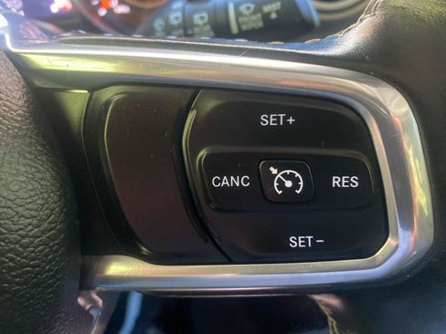 Used 2022 Jeep Wrangler Unlimited Sahara AWD/4WD image 11