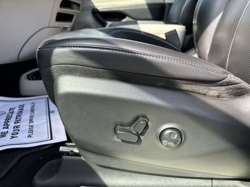 Used 2023 Chrysler Pacifica Touring-L FWD image 18