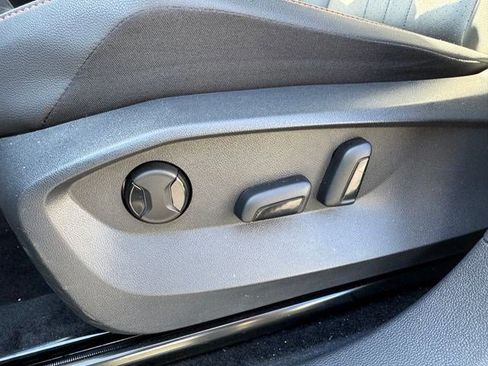 Used 2024 Volkswagen Tiguan SE image 11