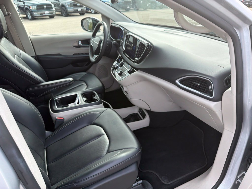 Used 2024 Chrysler Pacifica Touring-L FWD image 29
