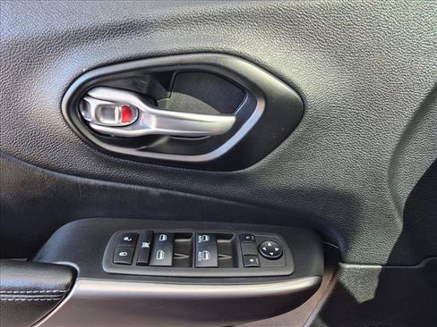Used 2022 Jeep Cherokee Latitude Lux w/ Mopar Interior Package AWD/4WD image 15