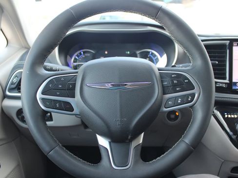 Used 2024 Chrysler Pacifica Limited FWD image 19