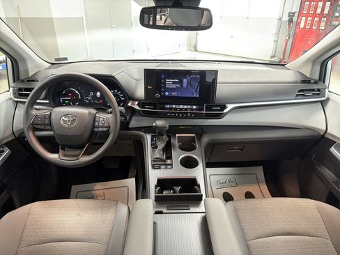 Used 2025 Toyota Sienna LE AWD/4WD image 14