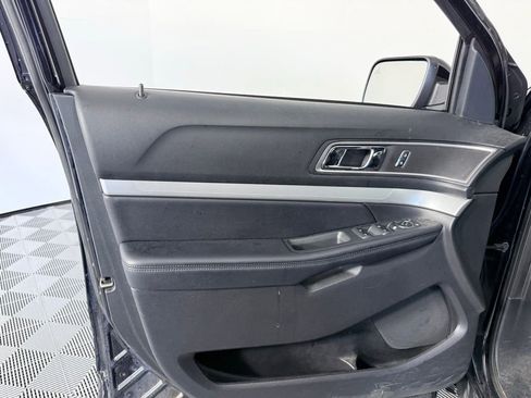 Used 2017 Ford Explorer XLT w/ Equipment Group 202A image 9